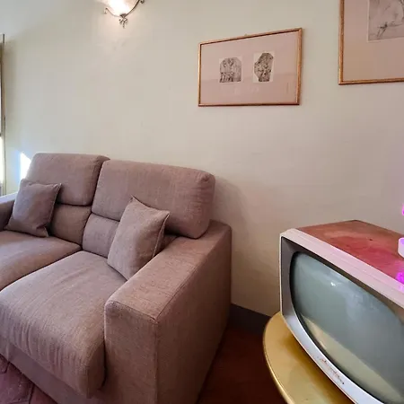 2 Bedroom Pet Friendly In Apartment *